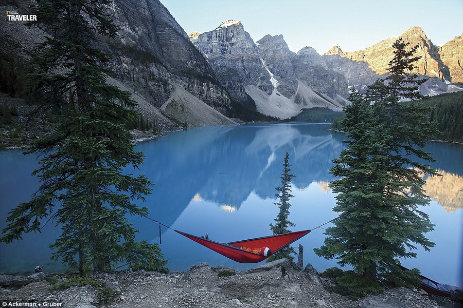 Một trong  10 địa điểm du lịch trên thế giới hút du khách trong năm 2017 đó là Banff ở Alberta thuộc Canada. Địa danh này nổi tiếng với hàng loạt thung lũng và dòng sông băng. Ảnh Daily Mail